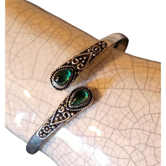 Emerald Green Resin Silver Bracelet Cuff Adjustable Bracelet Heart Daisy Motif - Picture 5 of 5